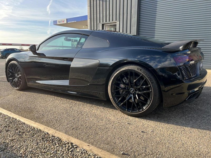 AUDI R8