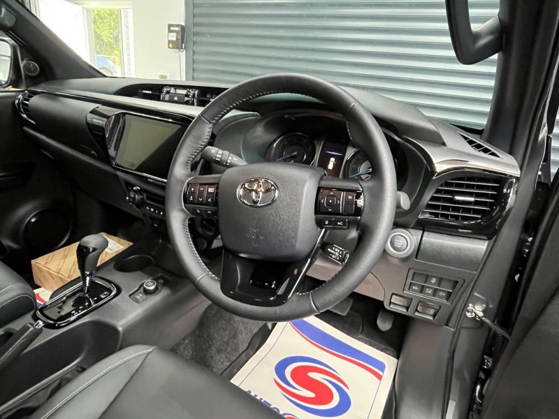 TOYOTA HILUX