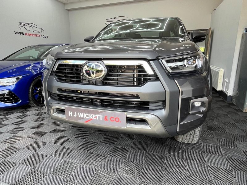 TOYOTA HILUX