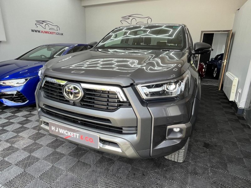 TOYOTA HILUX