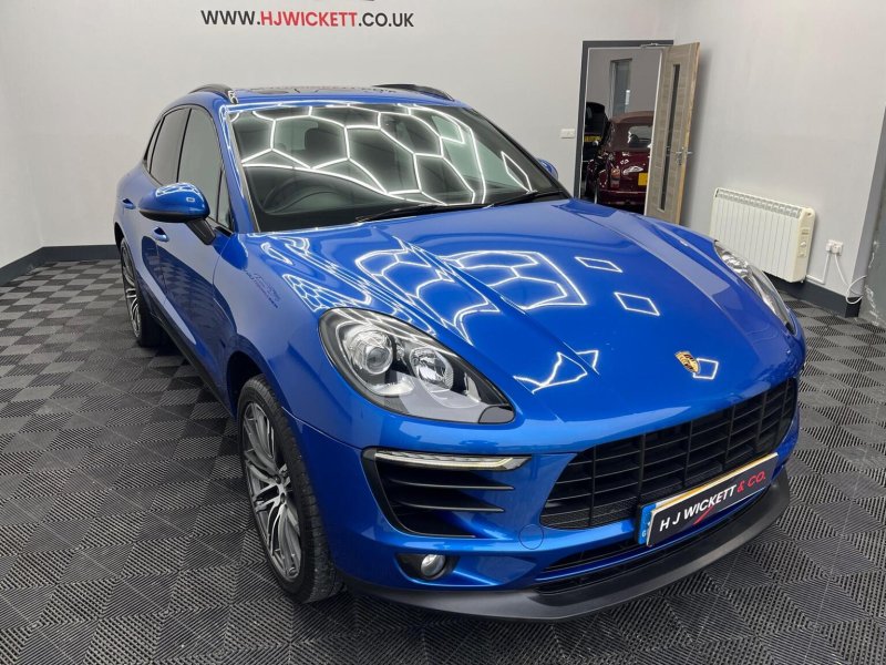 PORSCHE MACAN